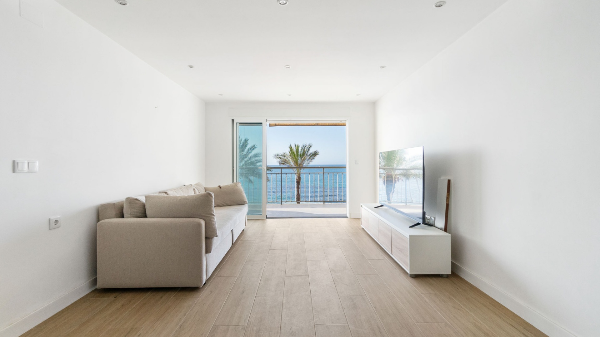 Resale - Apartment - Torrevieja - 1st line to the sea