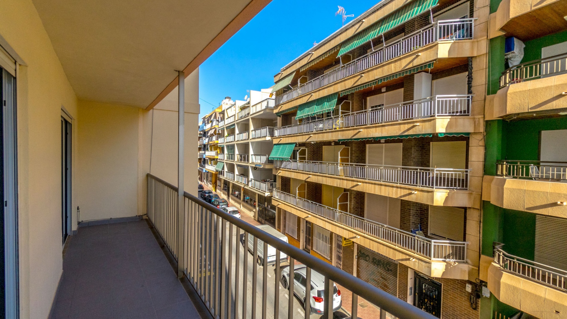 Resale - Apartment - Torrevieja - 1st line to the sea