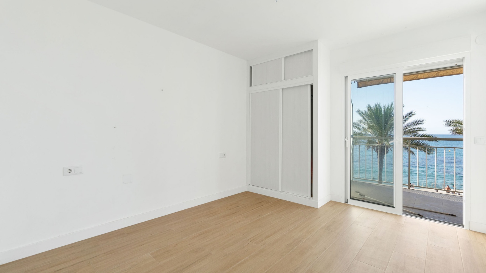 Resale - Apartment - Torrevieja - 1st line to the sea