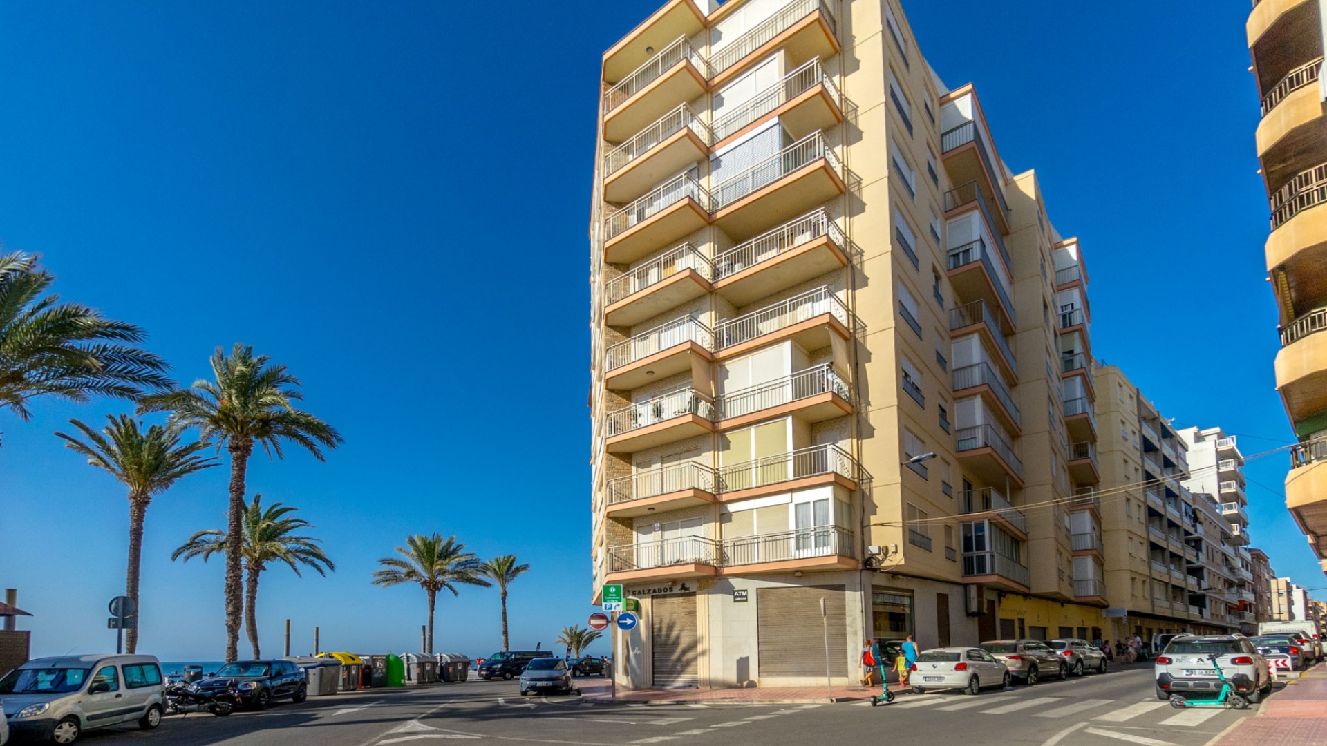 Resale - Apartment - Torrevieja - 1st line to the sea