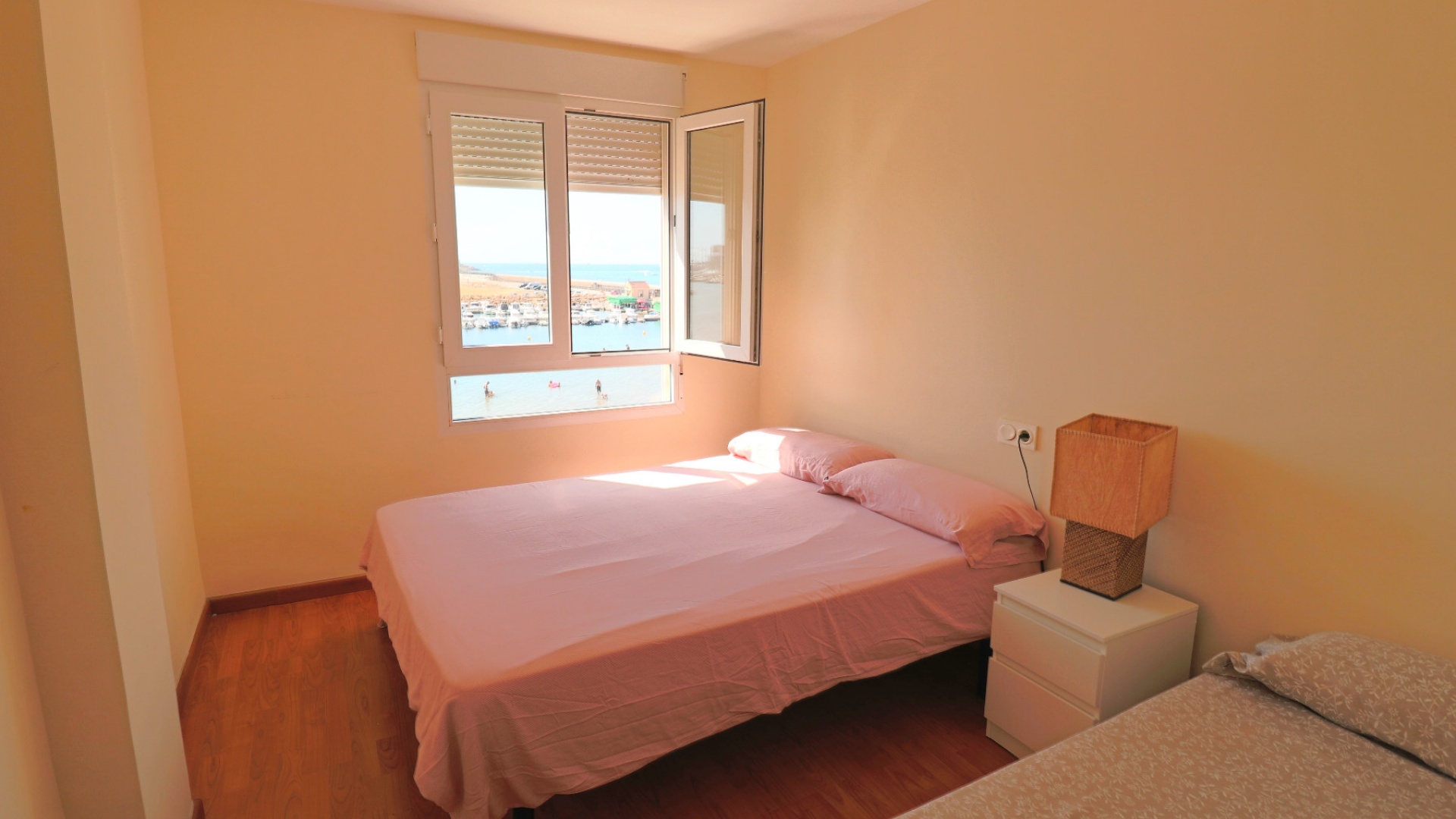 Resale - Apartment - Torrevieja - 1st line to the sea