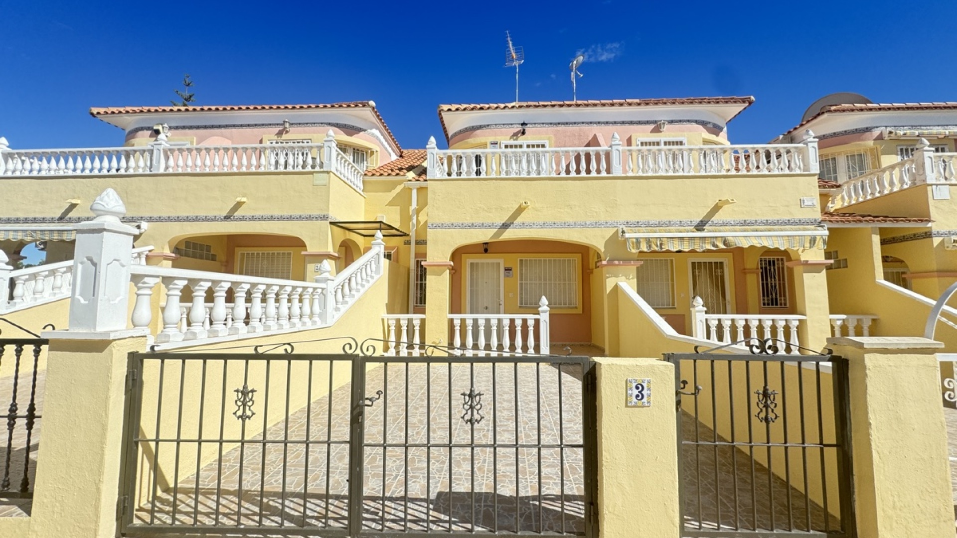 Resale - Townhouse - Villamartin