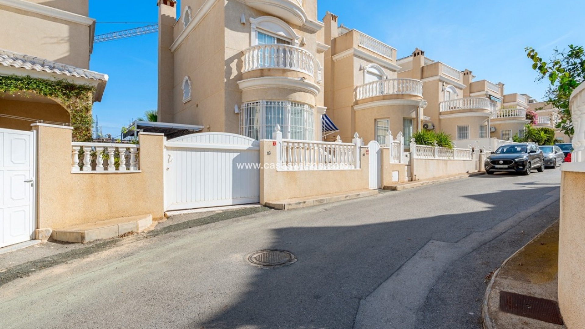 Resale - Villa - Los Altos - villas del duque