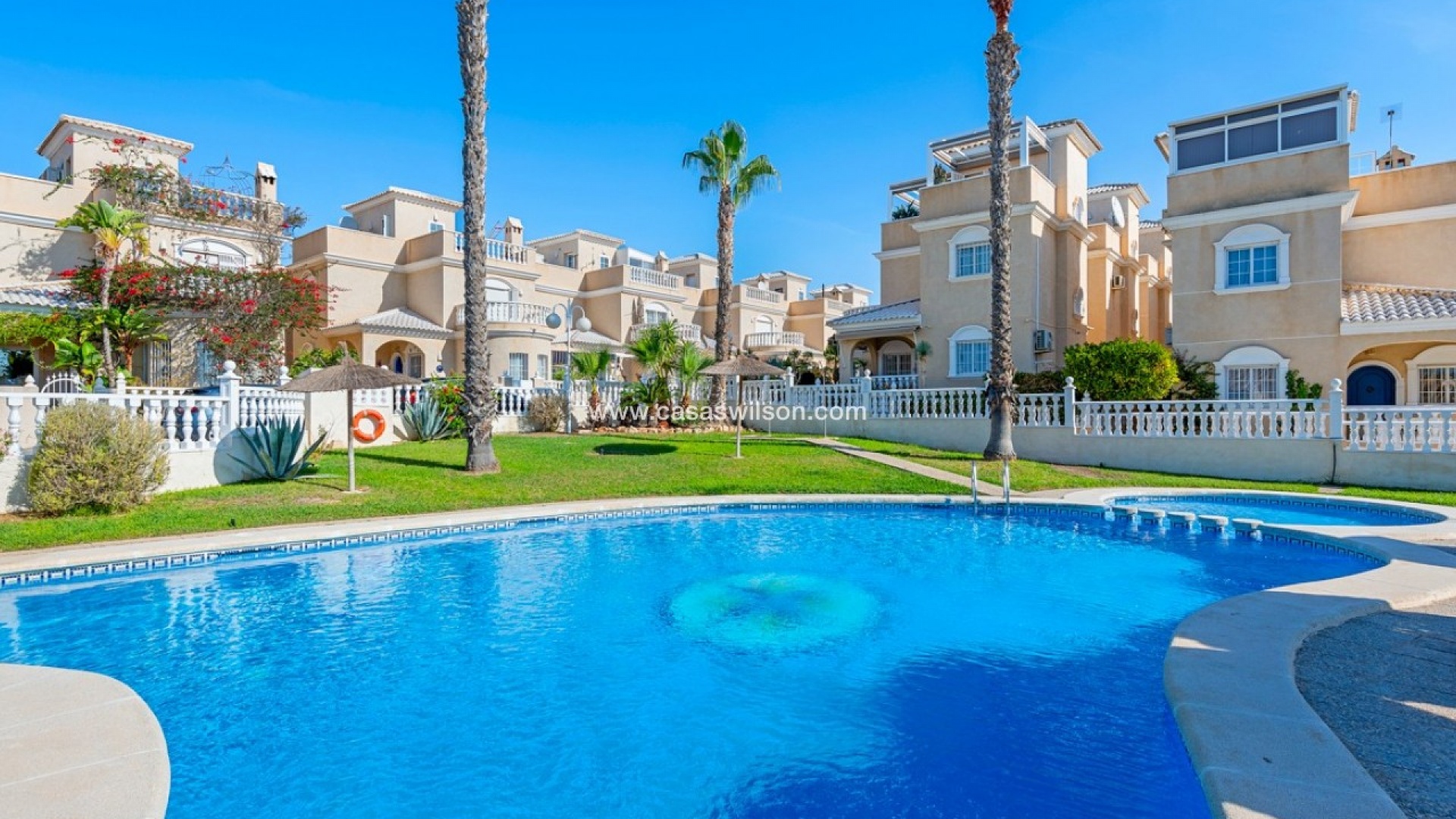 Resale - Villa - Los Altos - villas del duque