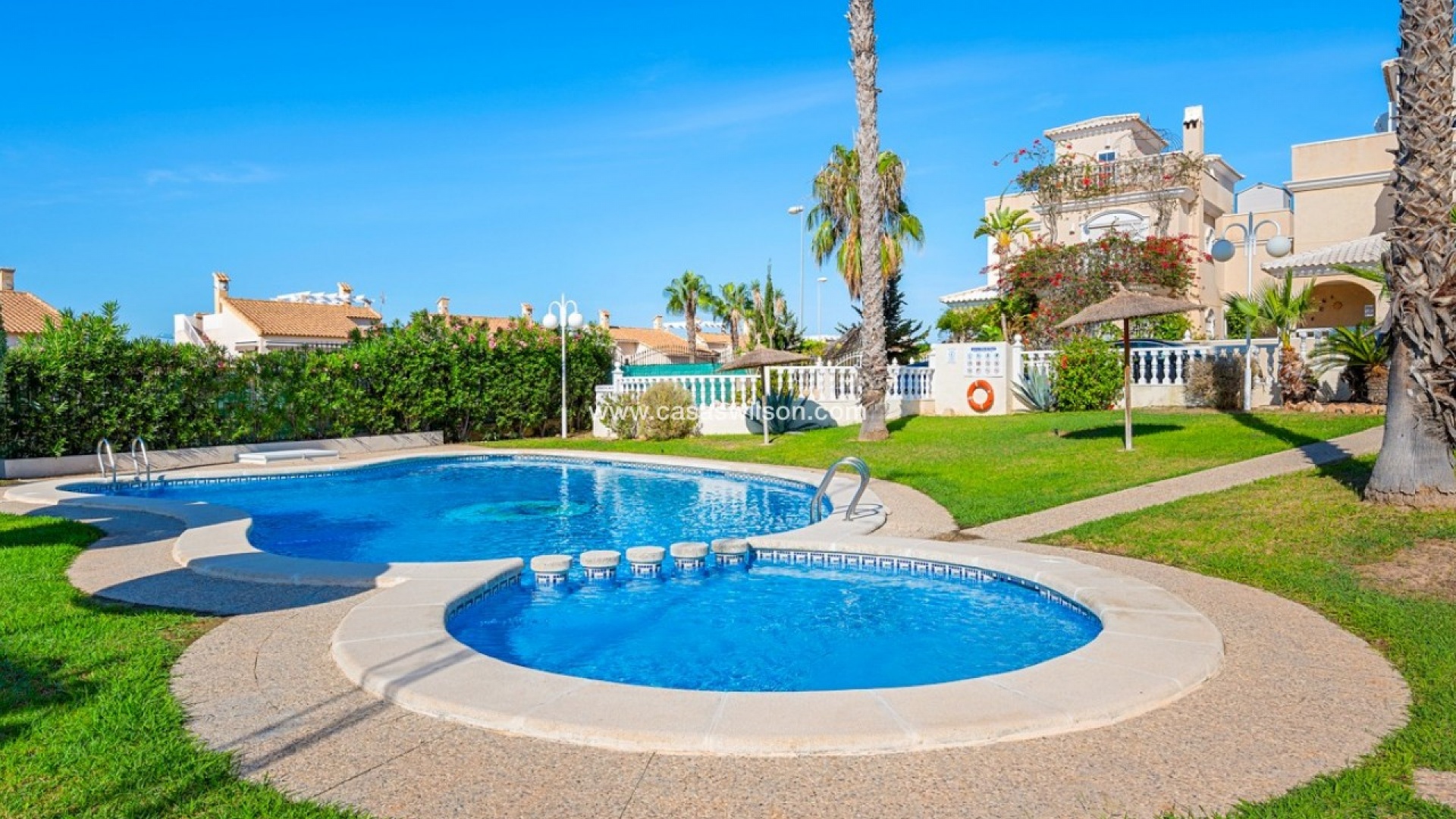 Resale - Villa - Los Altos - villas del duque