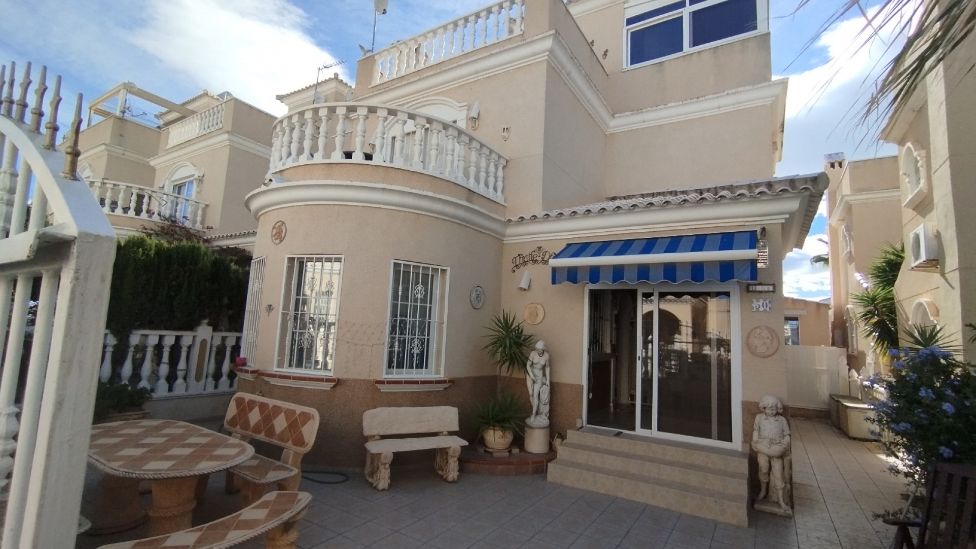 Resale - Villa - Los Altos - villas del duque