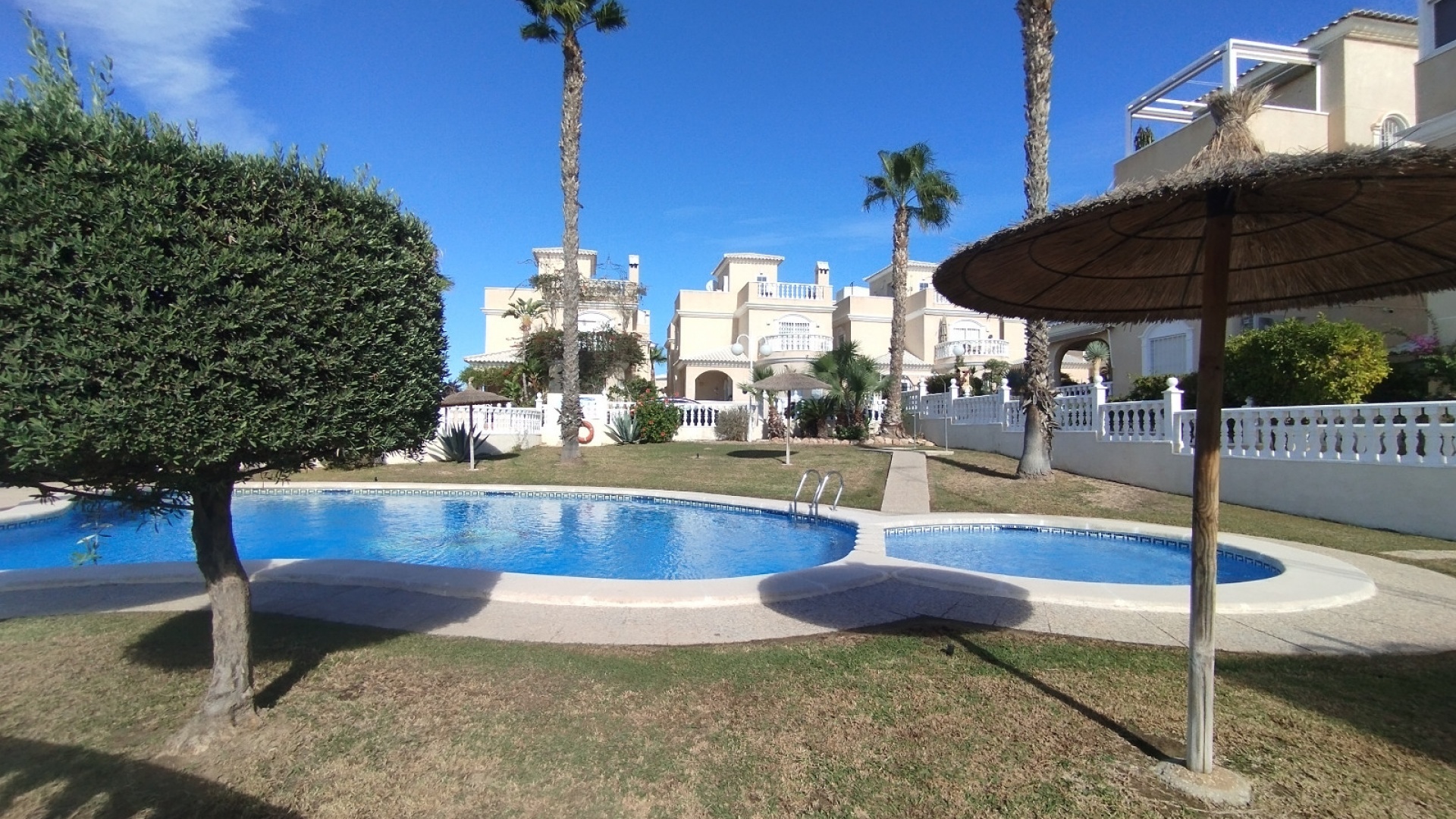 Resale - Villa - Los Altos - villas del duque