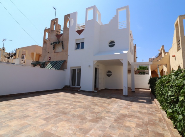 Villa - Återförsäljning - Torrevieja - El Salado