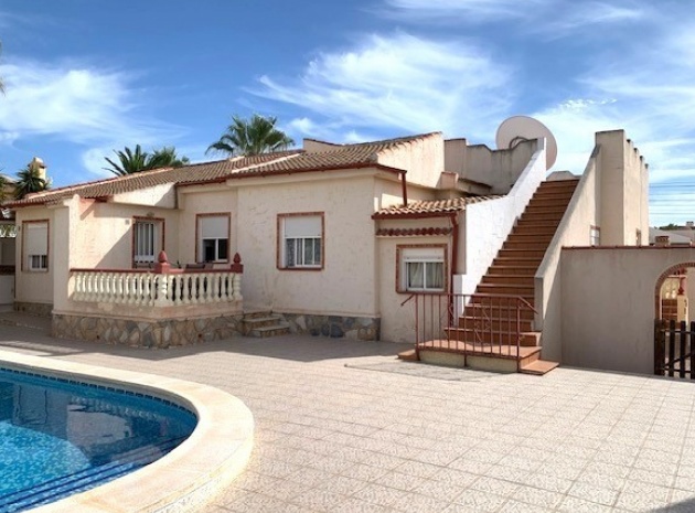 Villa - Återförsäljning - Torrevieja - San Luis