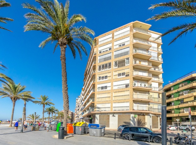 Resale - Apartment - Torrevieja - 1st line to the sea