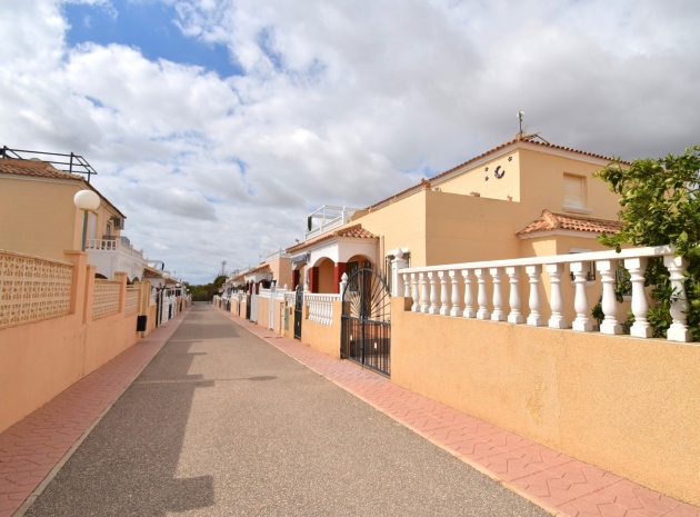 Återförsäljning - Villa - Orihuela Costa - Playa Flamenca