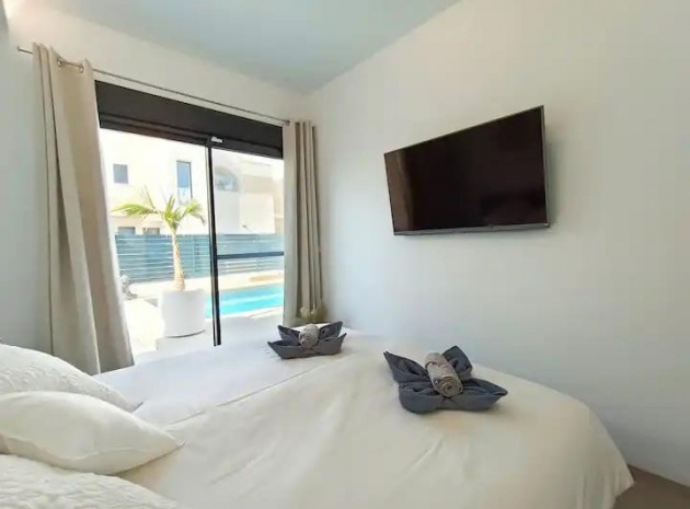 Resale - Villa - Los Montesinos - La Herrada