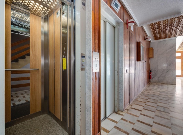 Resale - Apartment - Torrevieja - 1st line to the sea