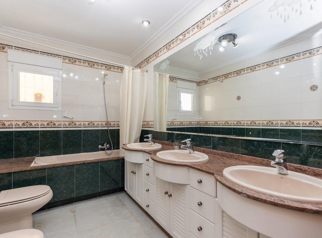 Resale - Villa - Torrevieja - torreta