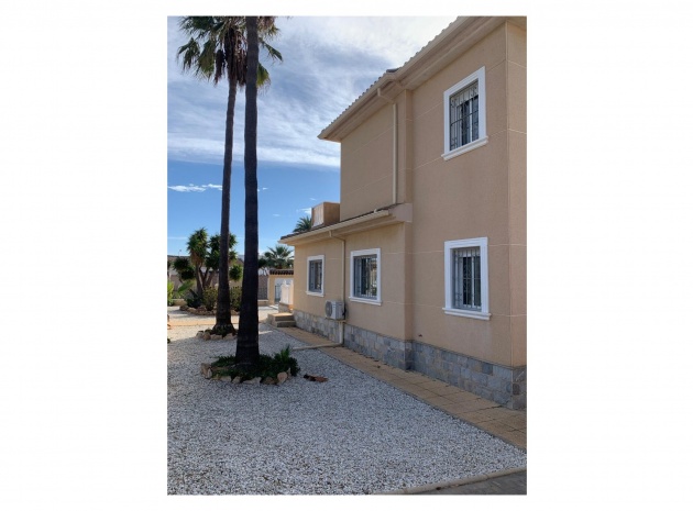 Resale - Villa - Torrevieja - La Siesta