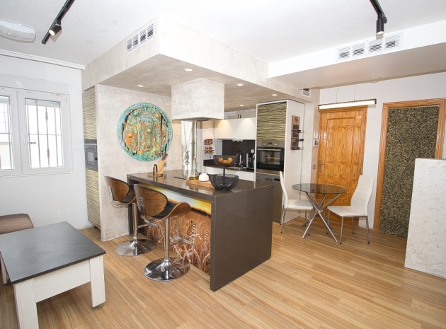 Resale - Villa - La Florida  - La Florida