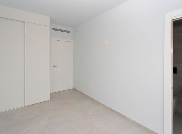 Resale - Apartment - Torrevieja - Paseo maritimo