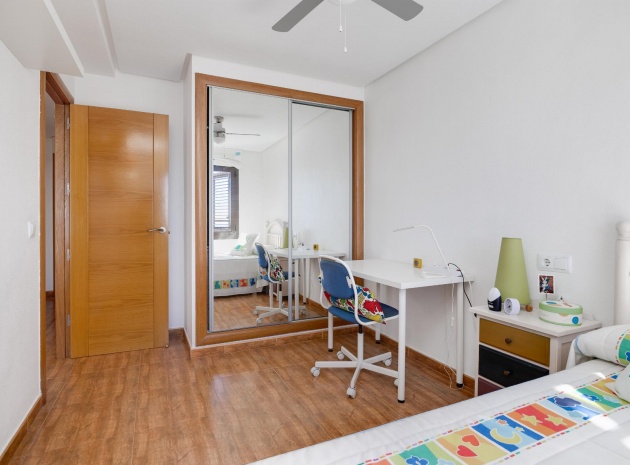 Resale - Apartment - Torrevieja - Playa Acequion