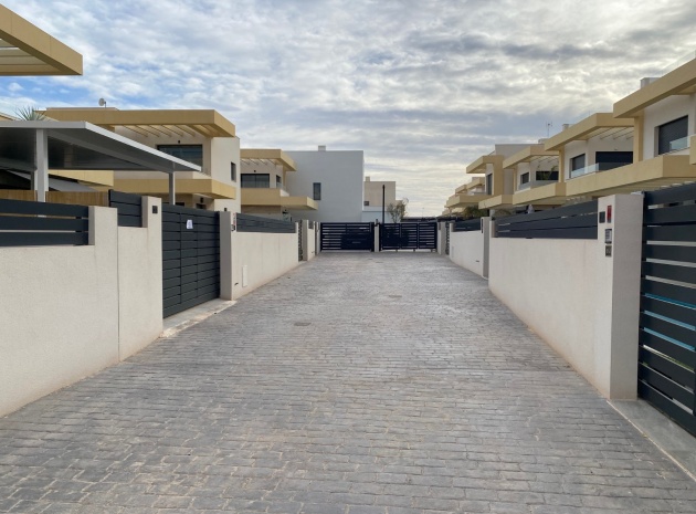 Resale - Villa - Los Montesinos - La Herrada