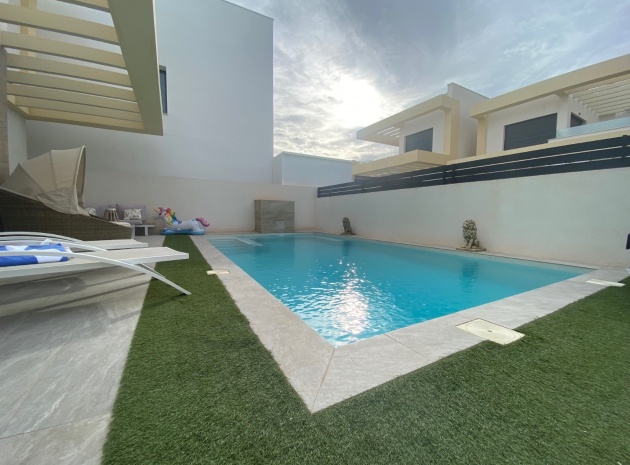 Resale - Villa - Los Montesinos - La Herrada